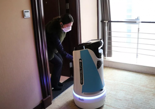 酒店行业逆境求变，却为机器人开了一扇“门”